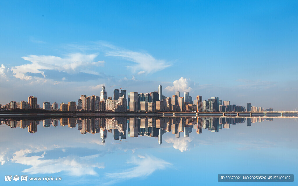 城市天際線與水面倒影美景