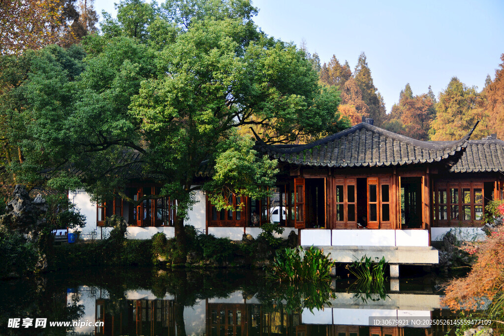 中式園林湖畔雅致建筑