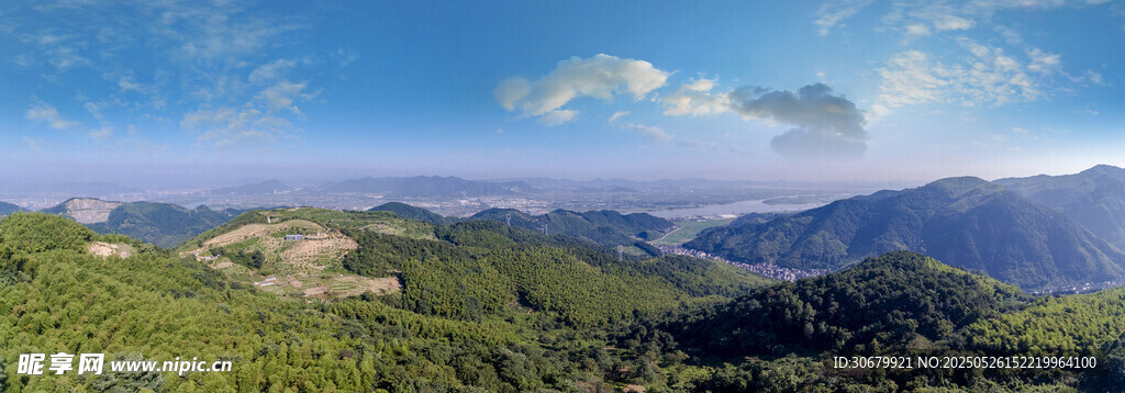 壯麗山巒藍天美景