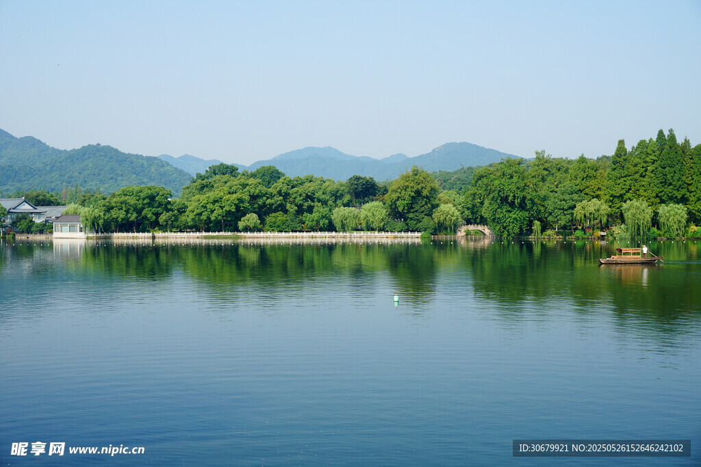 寧靜湖畔青山綠樹美景