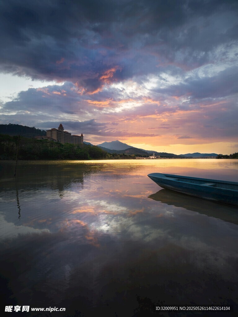 湖畔黃昏小船靜美風景