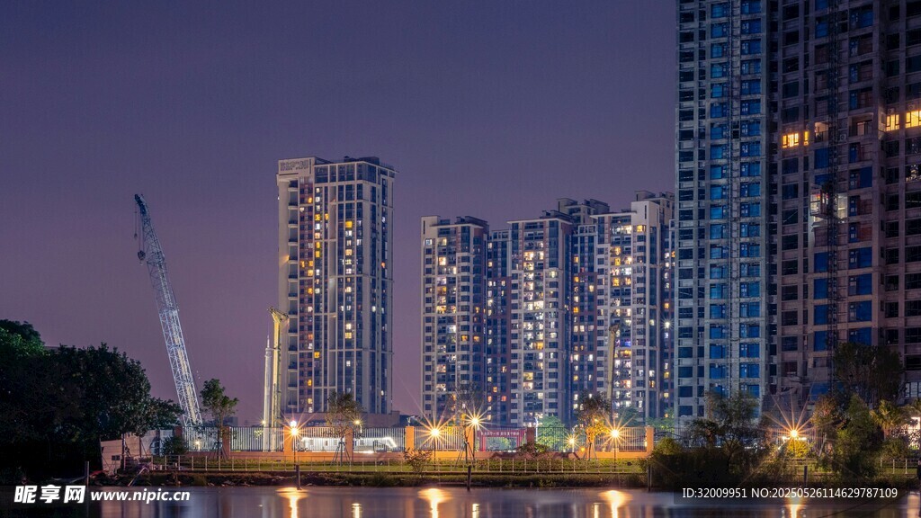 城市夜景中的高樓建筑群