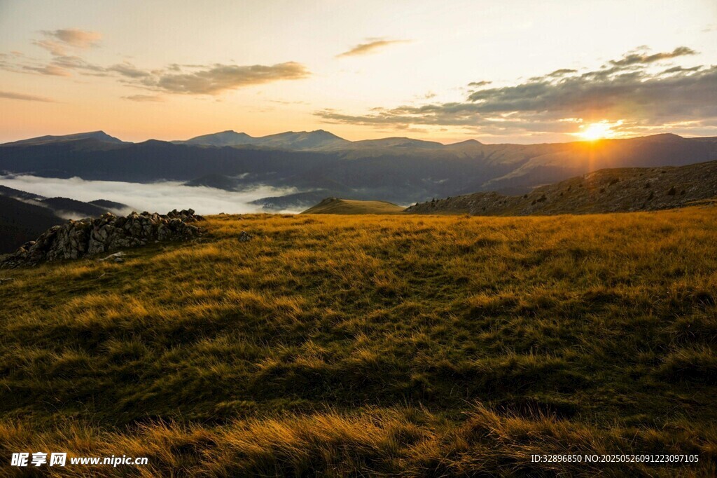 日落時(shí)分的草原與遠(yuǎn)山美景