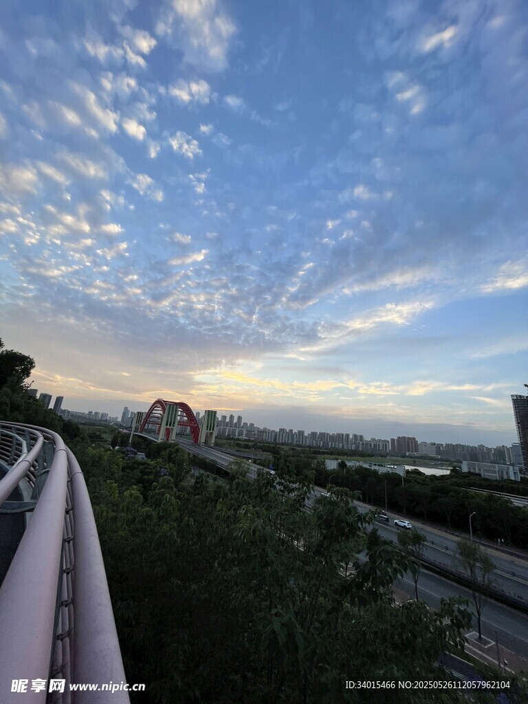 城市天際線與云端美景