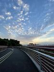 黃昏下的公路與絢麗天空