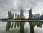 城市湖畔高樓倒影美景