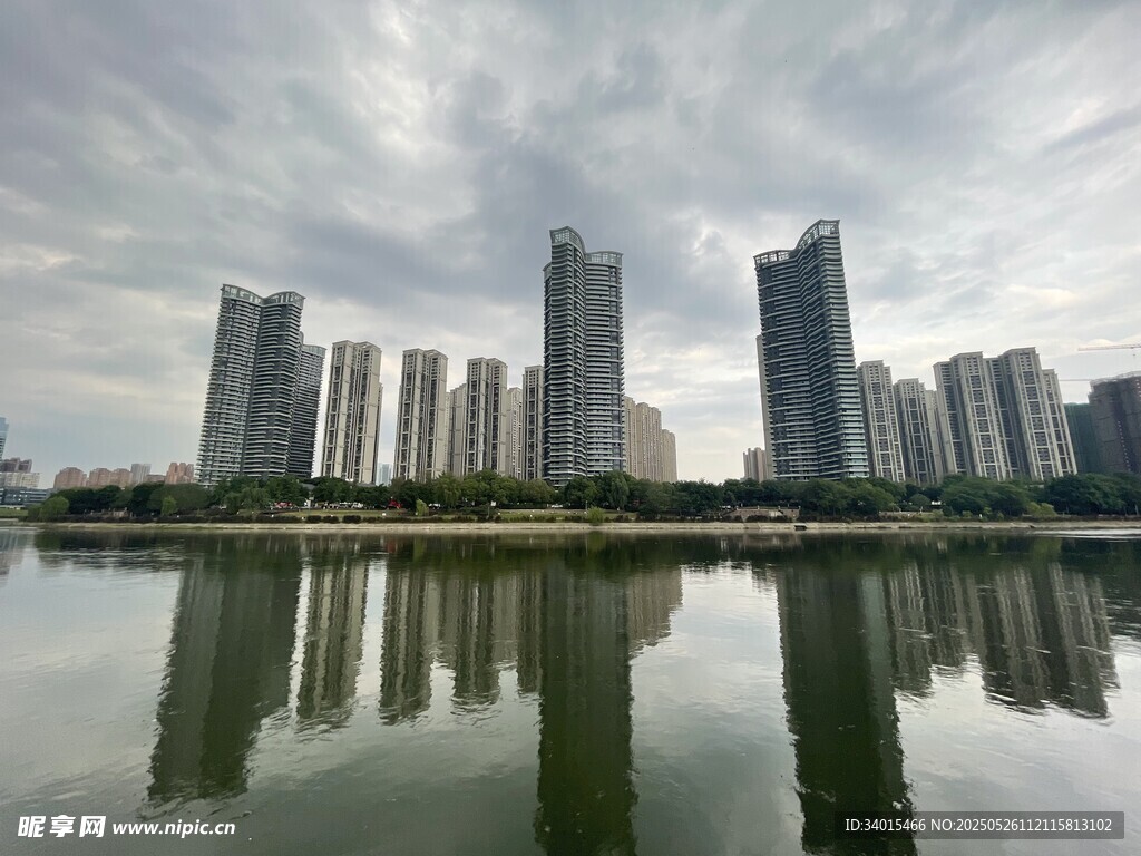 城市湖畔高樓倒影美景
