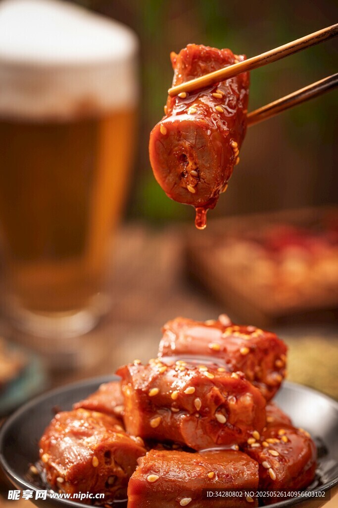 美味烤肉搭配爽口啤酒