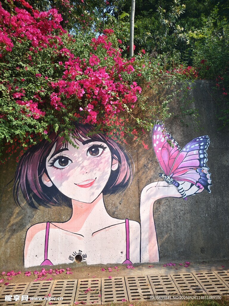 花叢下的女孩與蝴蝶