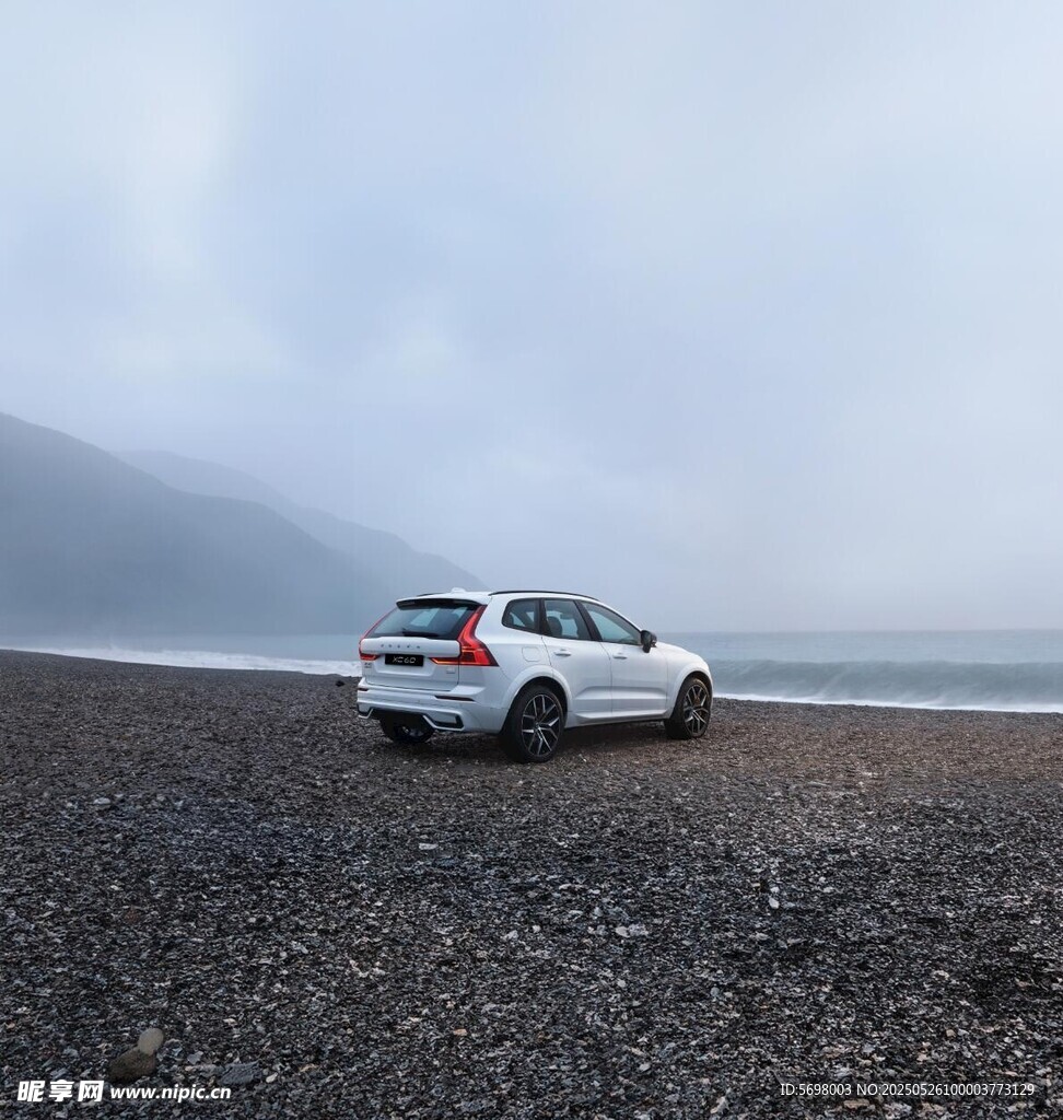 海邊礫石地的白色SUV