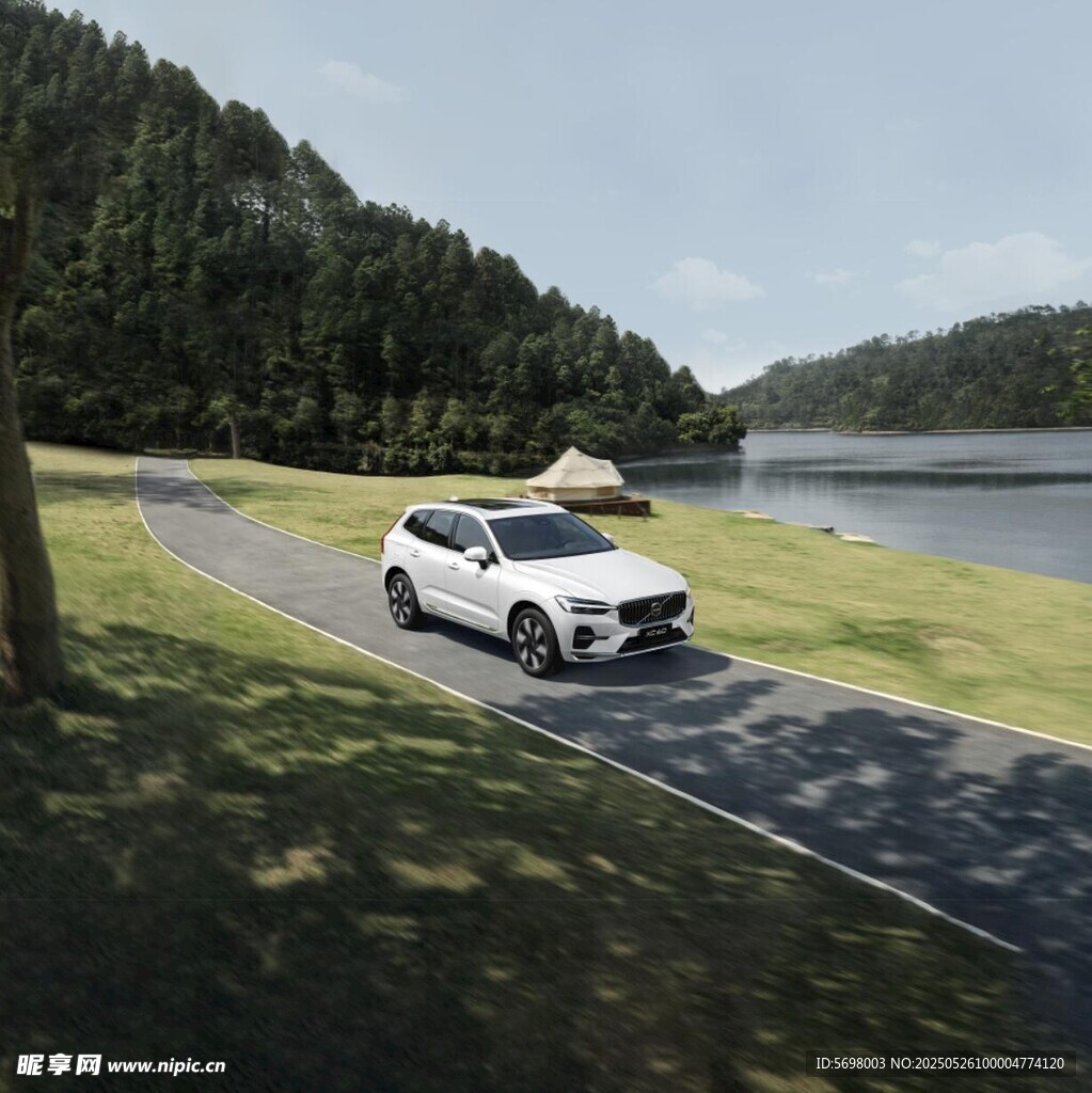 湖畔公路上的白色SUV