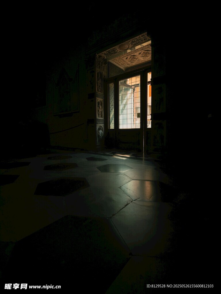 昏暗房間內的透光窗戶