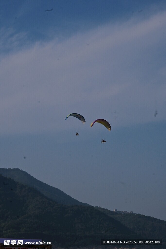 空中滑翔傘翱翔山間美景