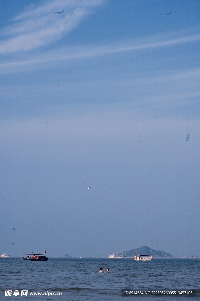 碧海藍(lán)天中的海上景象