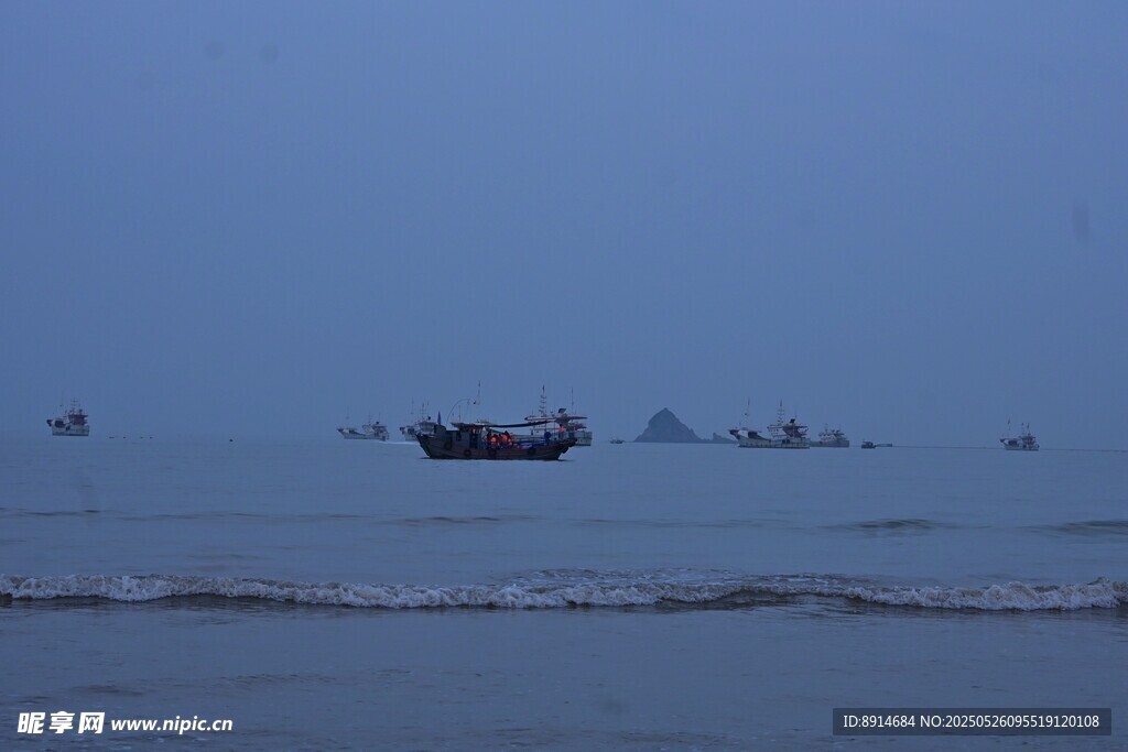 海上船只在暮色中航行