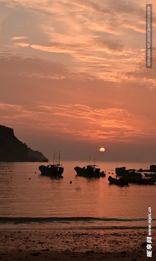 夕陽下的海面與停泊船只