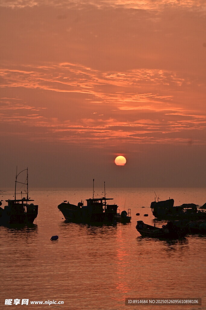夕陽下的寧靜漁港