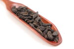 木勺中的黑茶葉