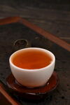 白瓷杯中的香醇茶湯