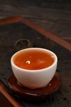 白瓷杯中的香醇茶湯