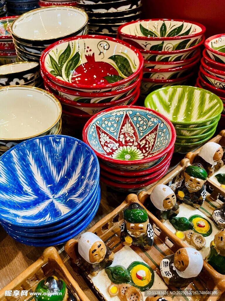 多彩餐具與精致小食陳列