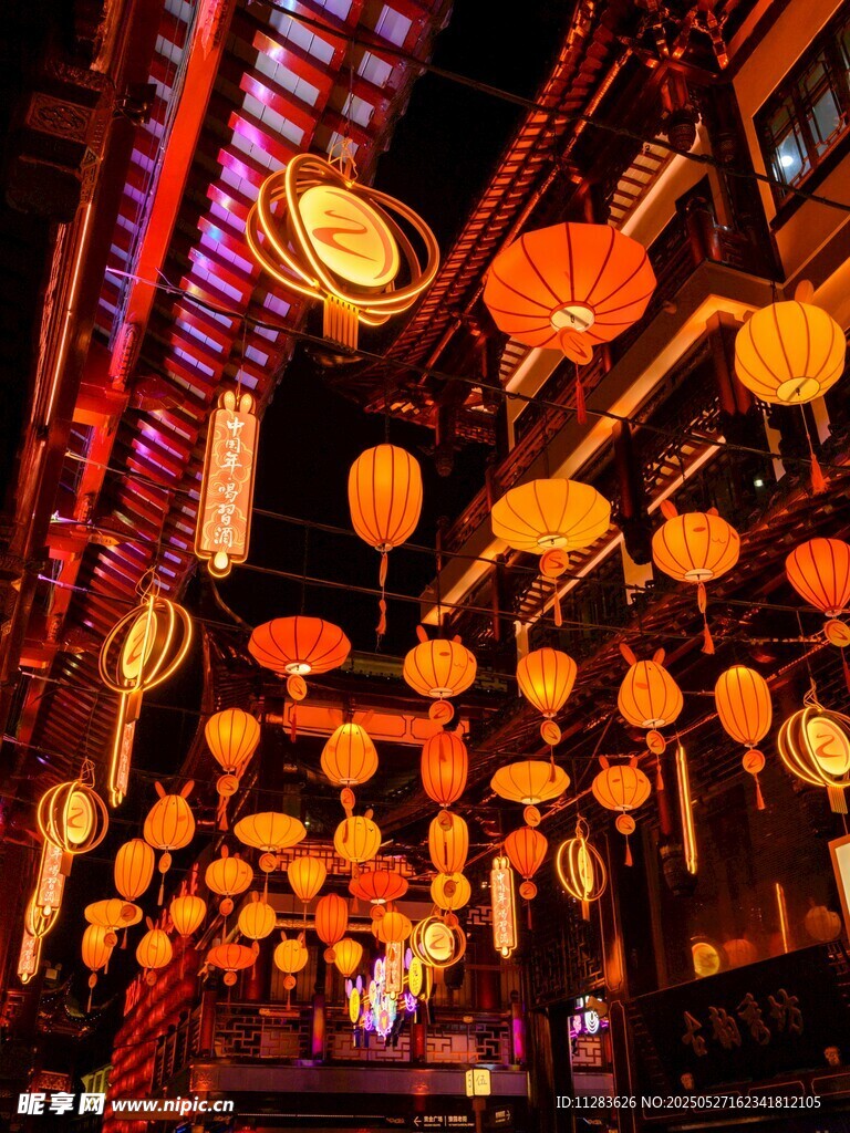古街燈籠夜景璀璨迷人