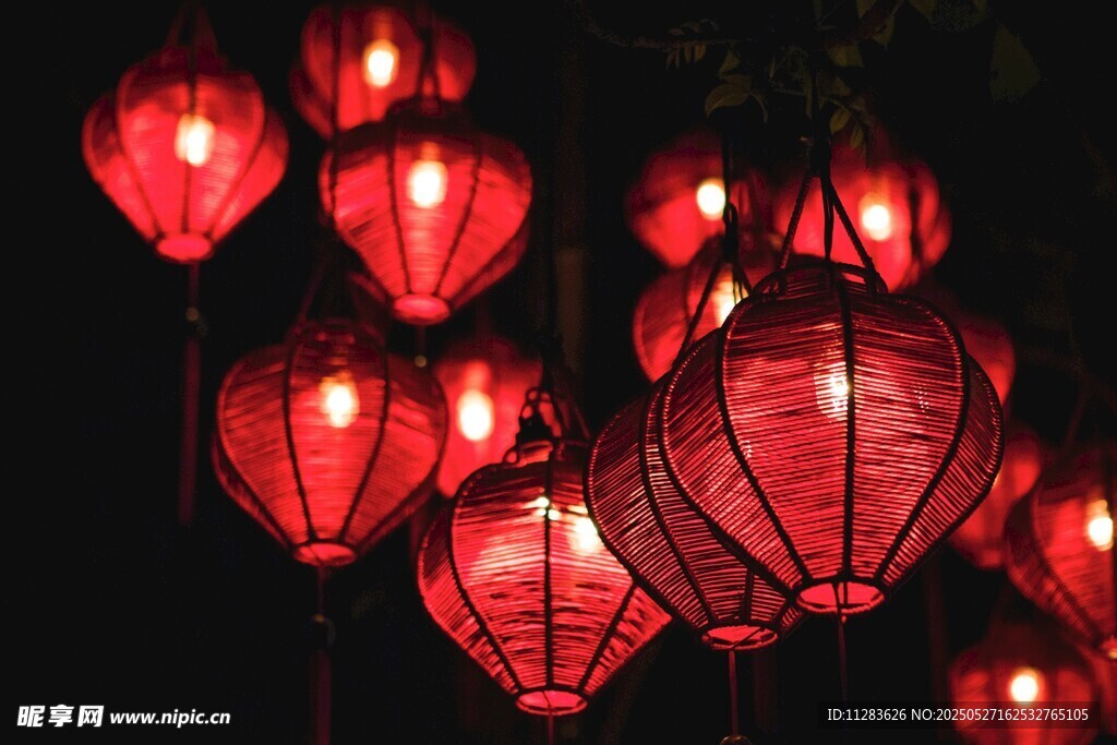 紅燈籠點亮夜色