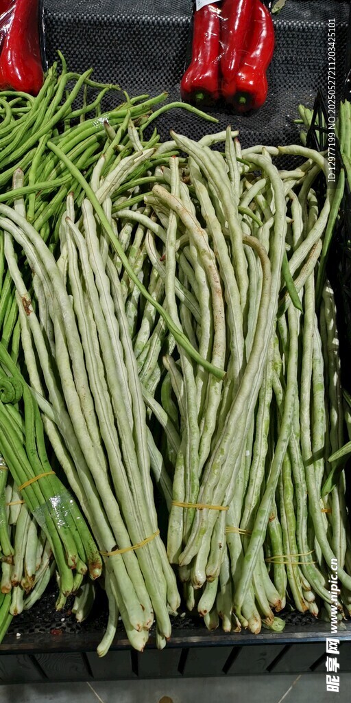新鮮長豆角與辣椒擺放