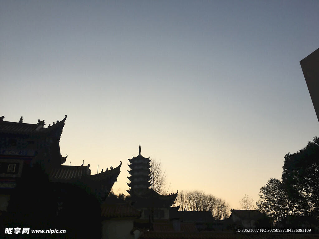 黃昏下的中式古建筑景觀