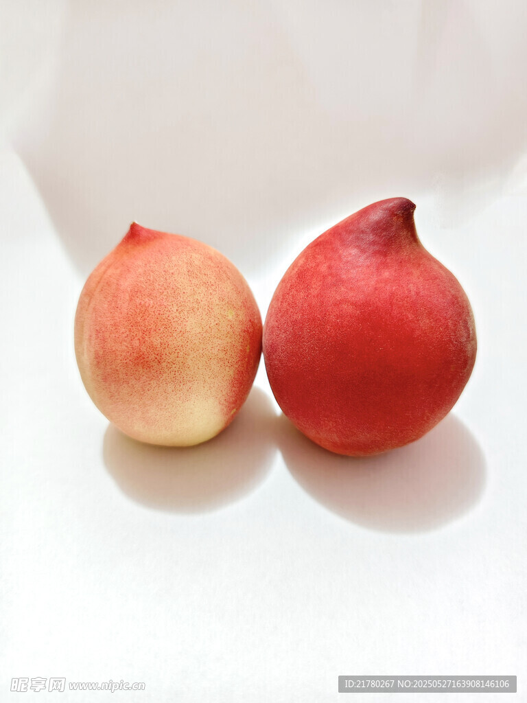 兩個鮮桃