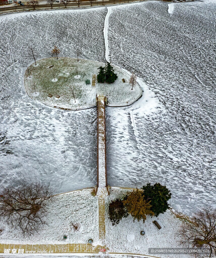 冬日雪景中的環(huán)形景觀道路