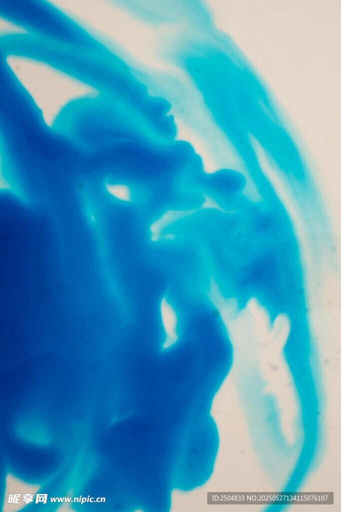 藍色墨水在水中擴散景象