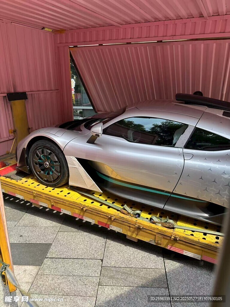 銀色超跑