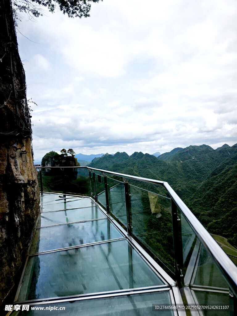 朱砂古鎮(zhèn)玻璃棧道上的壯美山景