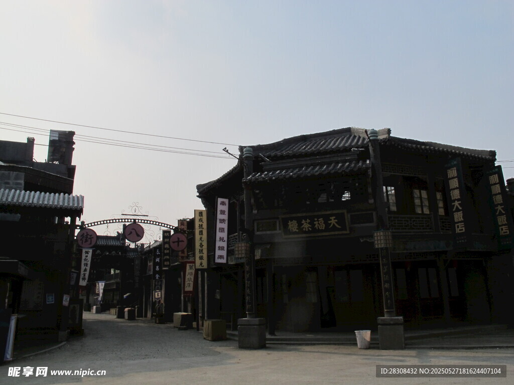 古舊街道旁的特色建筑