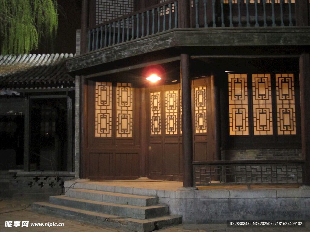 古雅中式建筑門前夜景