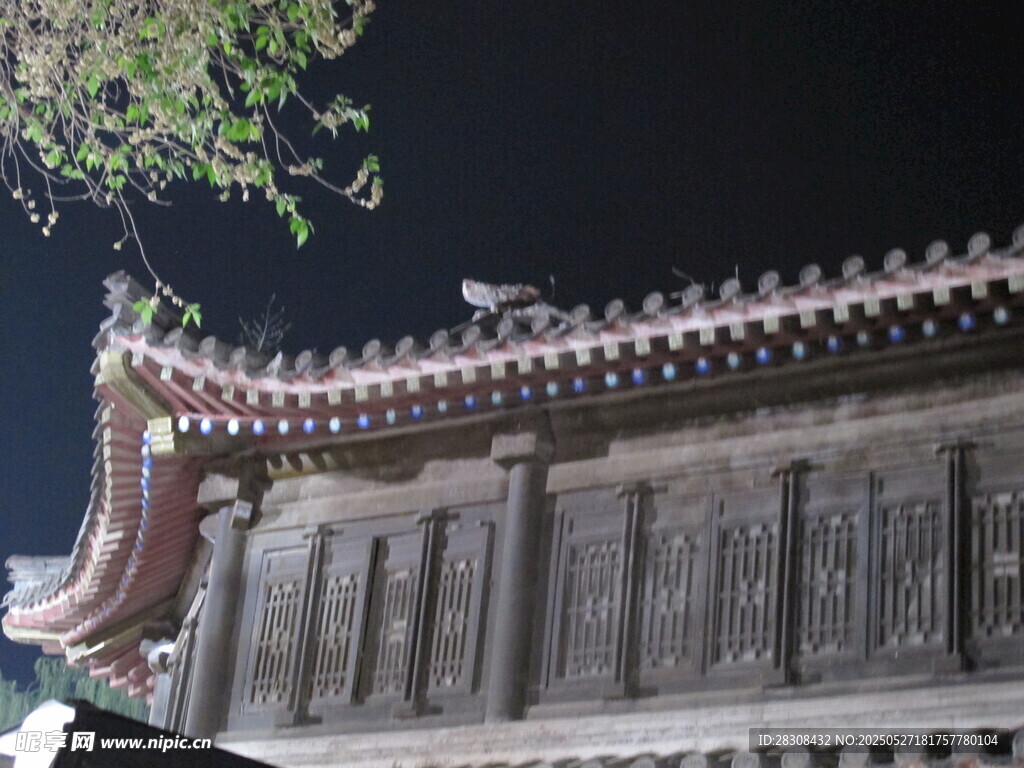 古建屋檐夜景