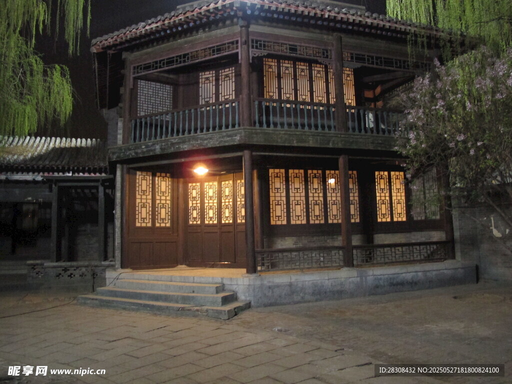 中式古雅樓閣夜景