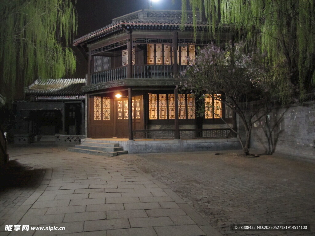 古雅庭院夜景