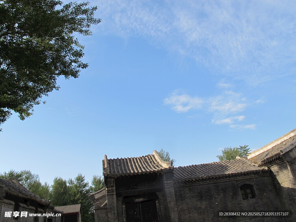 古樸中式建筑 藍(lán)天白云相伴