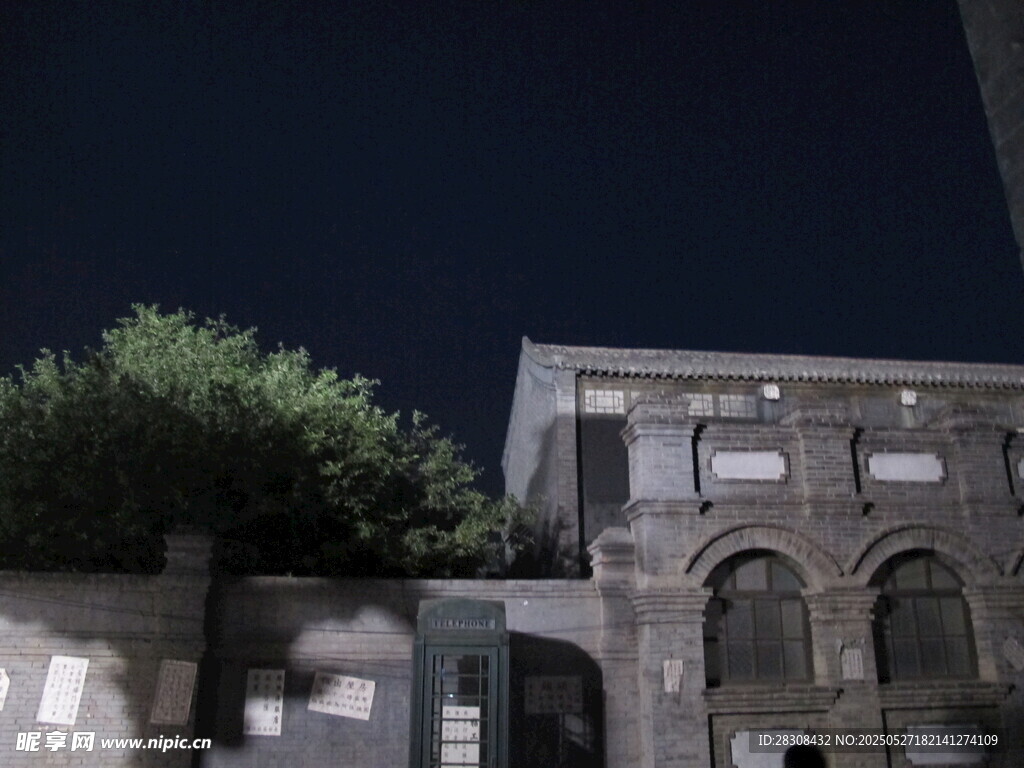 夜晚中的古樸建筑