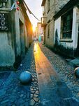 夕陽下的古巷石板路