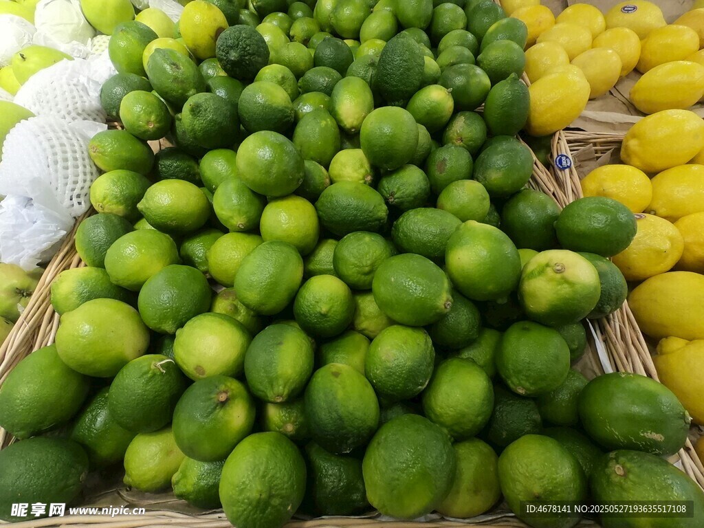 新鮮青檸檸檬擺放在一起