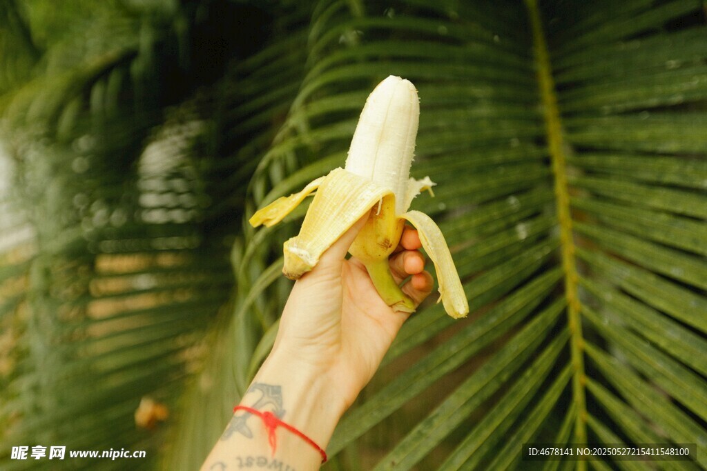 手持剝開的香蕉