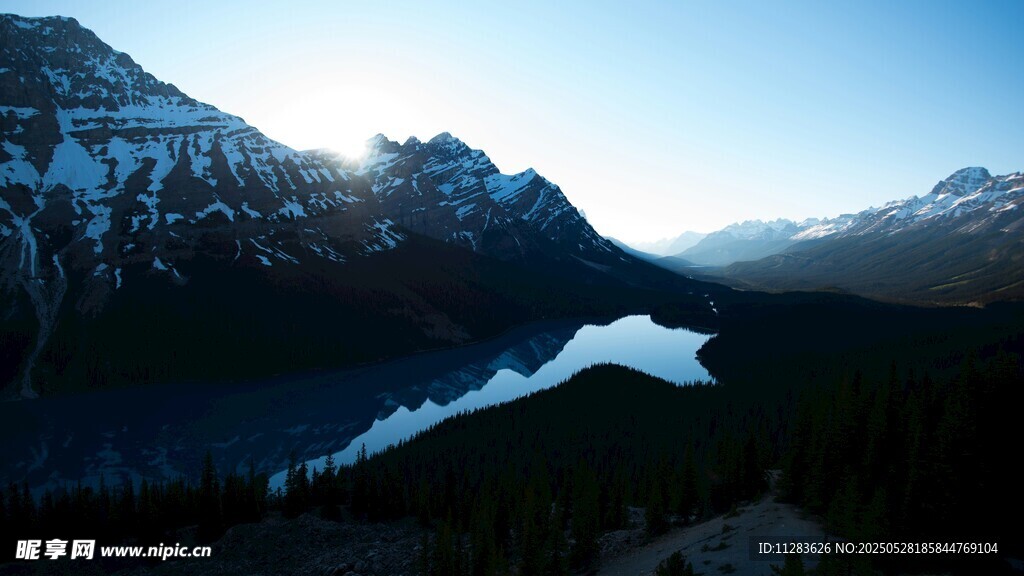 雪山下的靜謐湖泊美景