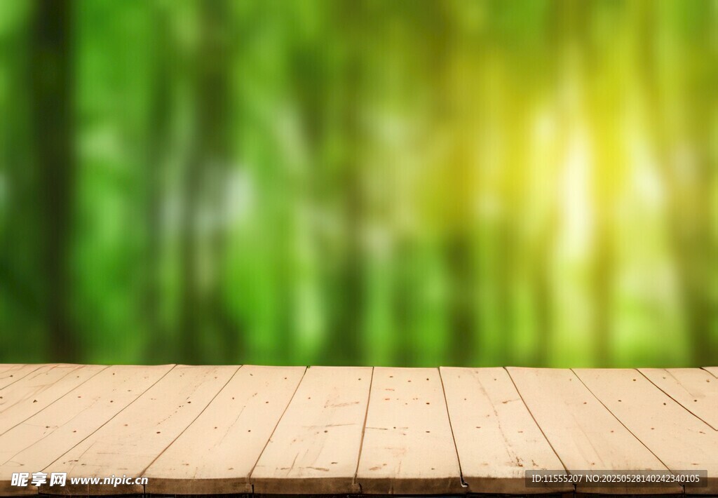 木質臺面與綠意背景