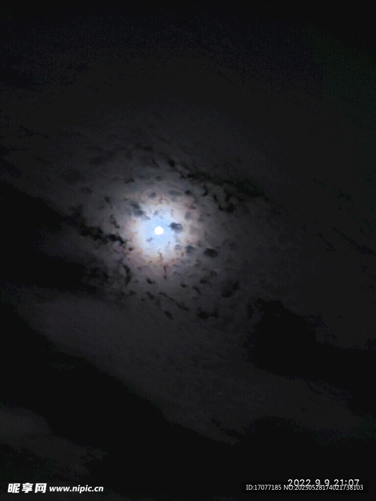 月色烏云夜景