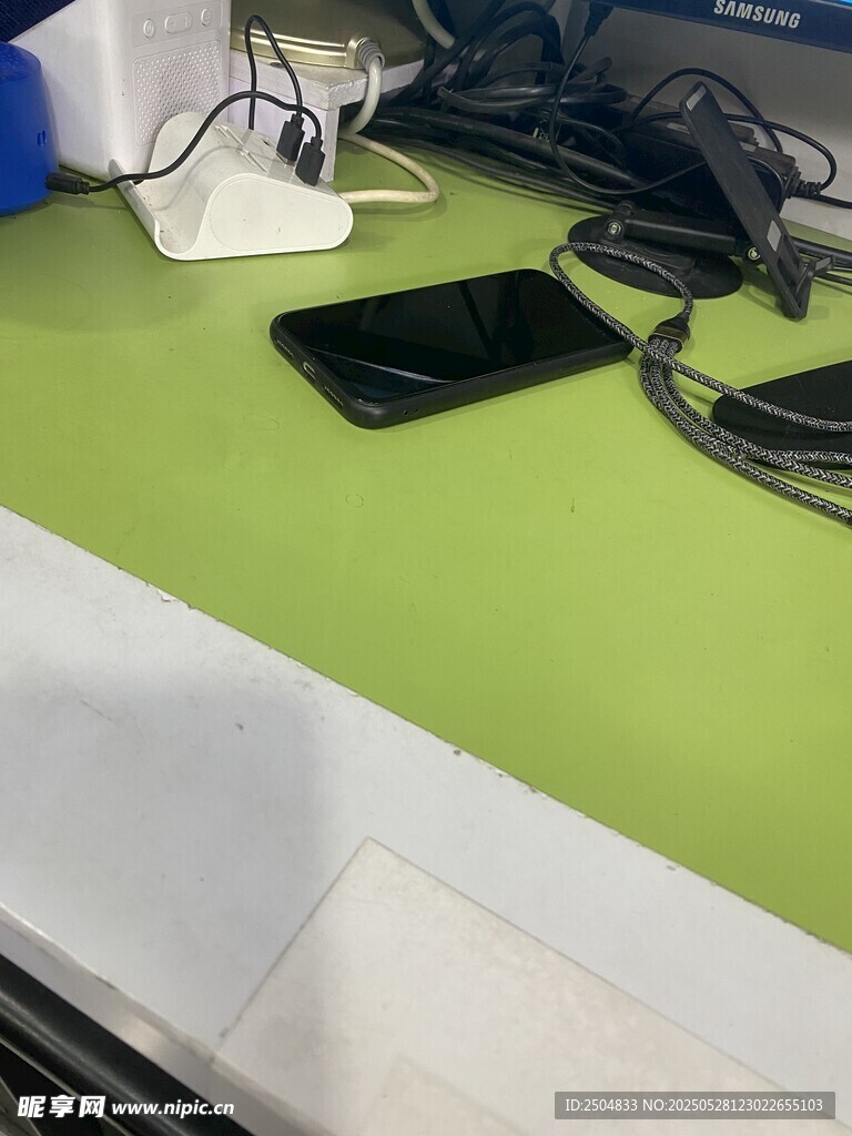 綠色桌面上的電子設(shè)備