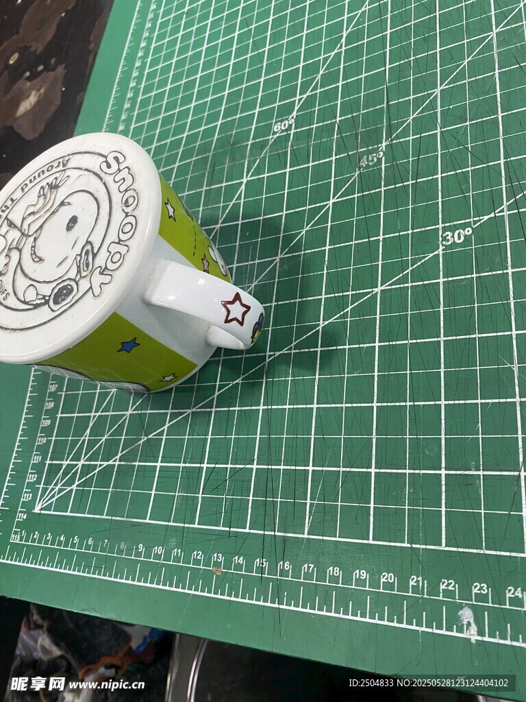 綠色墊板上的白色物件