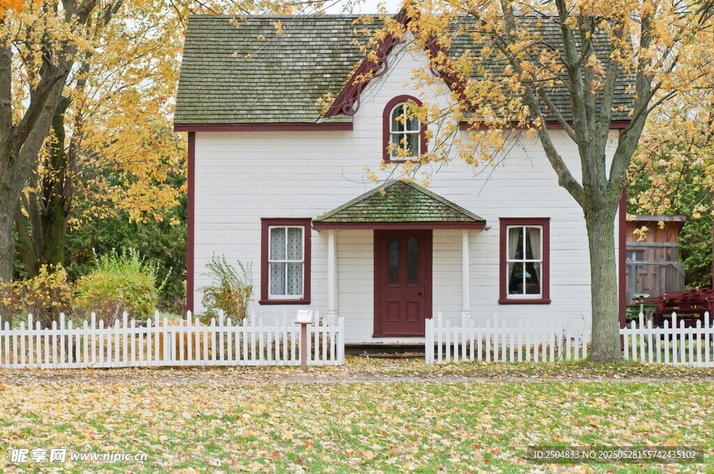秋日里的溫馨白色小屋